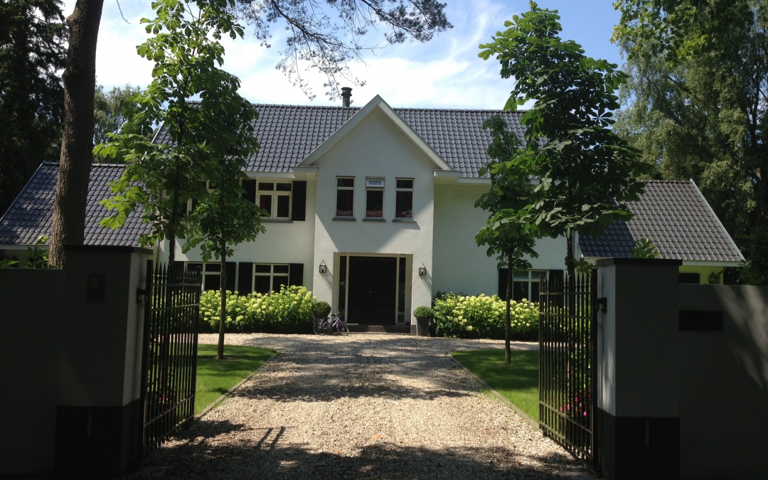 Statige witte klassieke villa