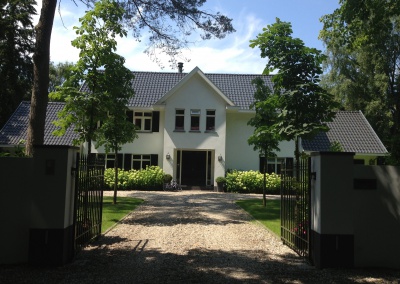 Statige witte klassieke villa